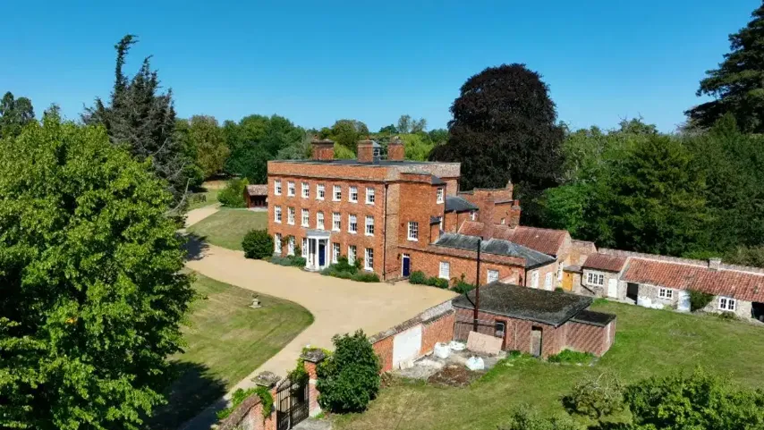 橋本清美のイギリス豪邸の外観